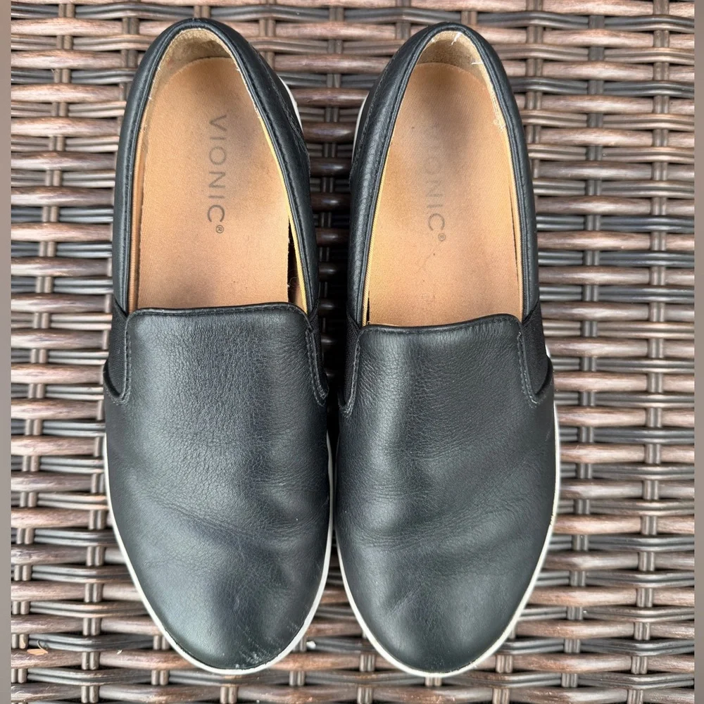 Vionic Demetra‎ Black Leather Slip On Loafer Sneakers Women's Size 7 Chic